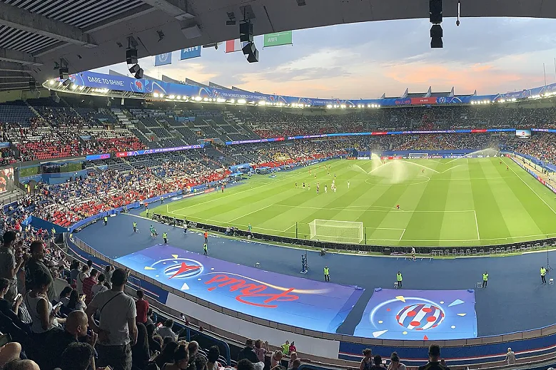 中场球员在对抗中护球实拍(位置:八号与十号之间)
